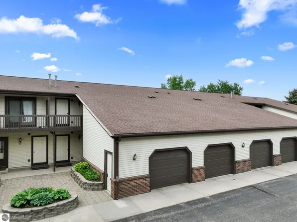 225 Wildwood Dr, Cadillac, MI 49601