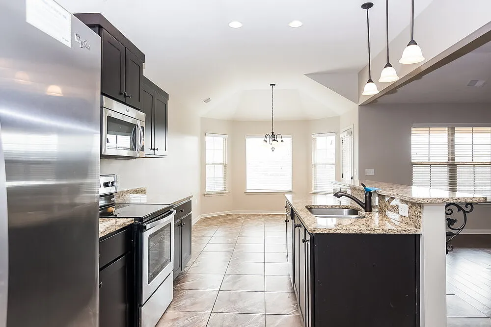 4 bed, 2.0 bath, 1995 sqft, $2,390 — Photo 4
