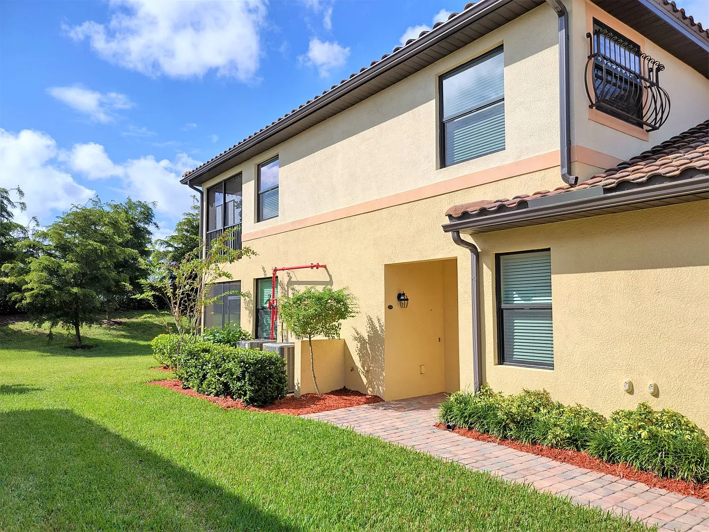 Seasonal Short-Term Ground-Floor Coach Home located in Gran Paradiso! — Photo 4
