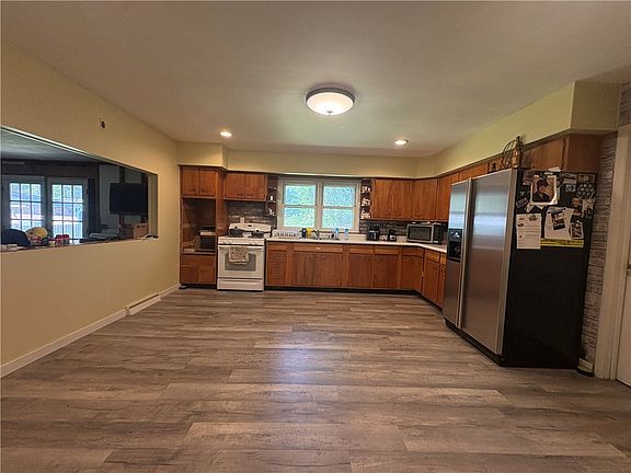 3rd image of 416 E Spring St