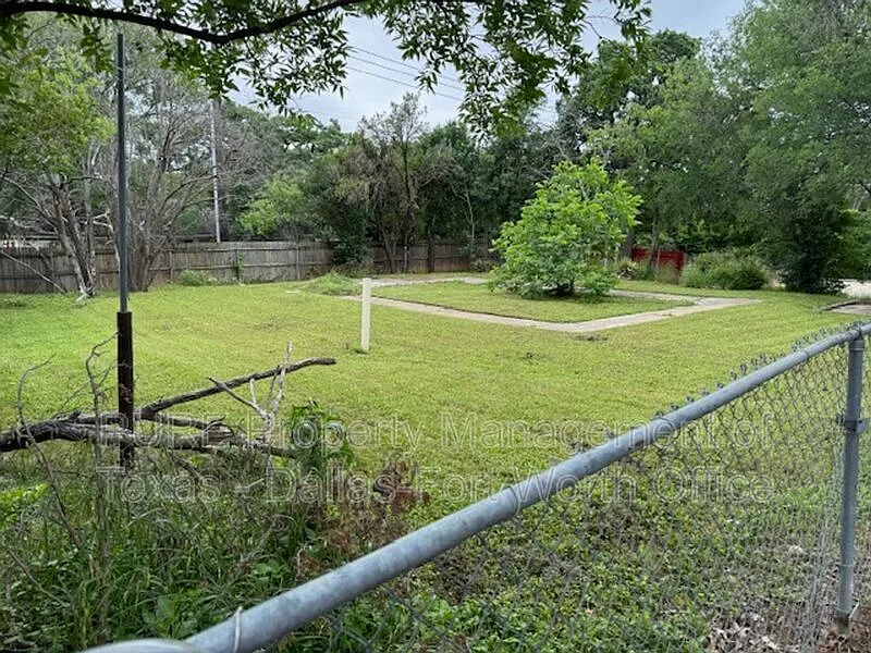 2 bed, 1.0 bath, $1,100 — Photo 2