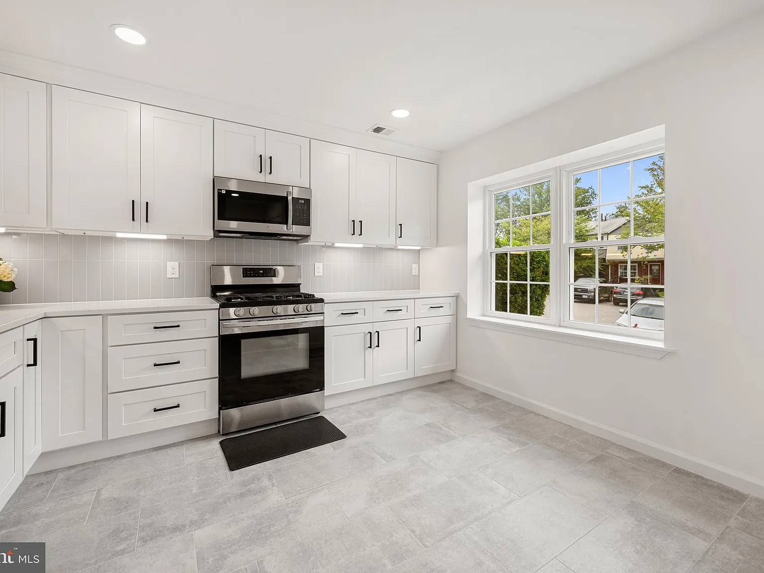 3 bed, 2.5 bath, 1242 sqft, $2,600 — Photo 3