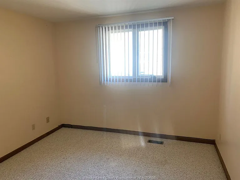 2383 Parkwood Ave — Photo 9