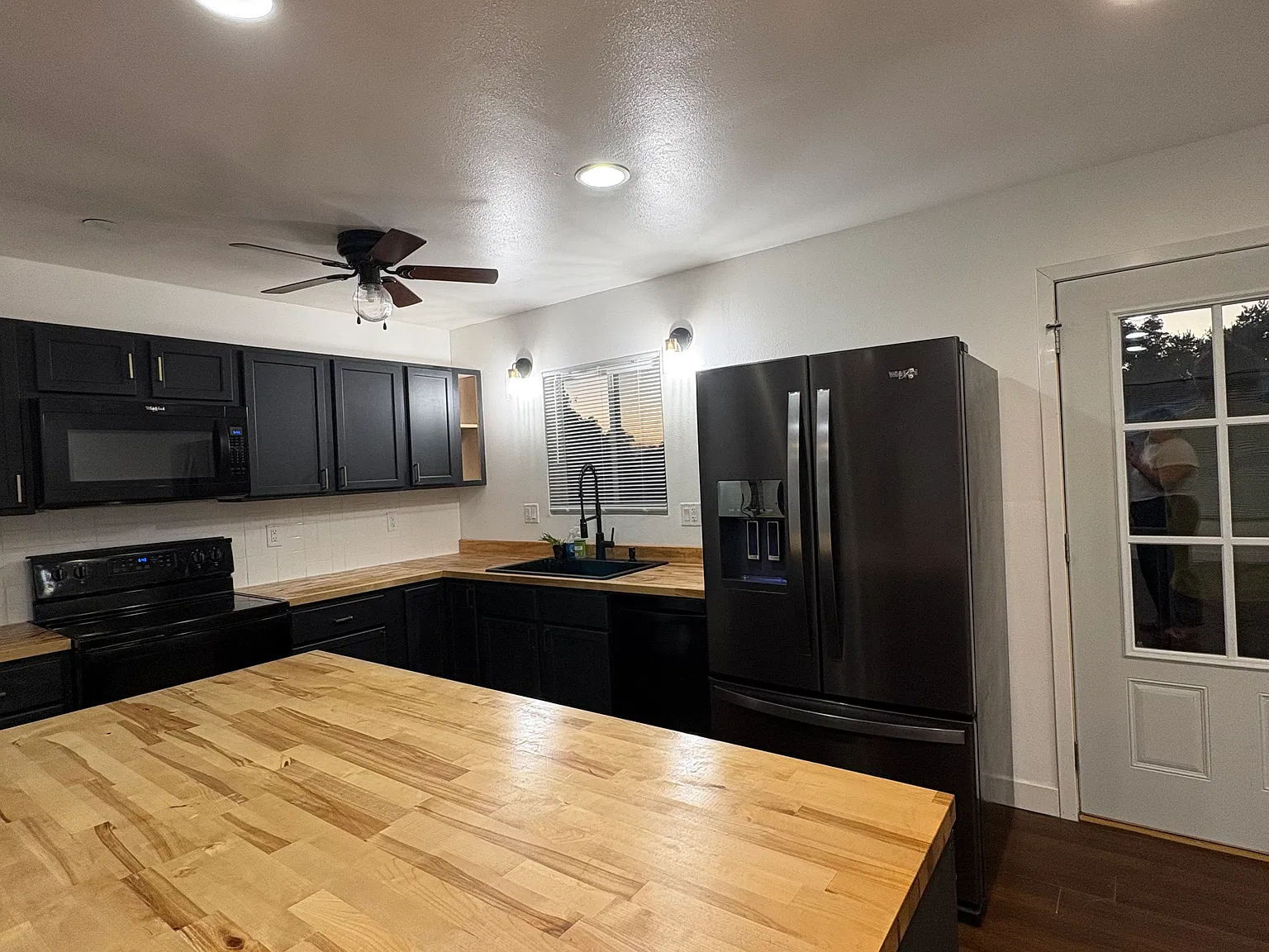 3 bed, 864 sqft, $2,100 — Photo 3