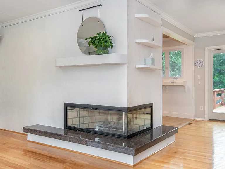 22 Roosevelt Ave — Photo 5