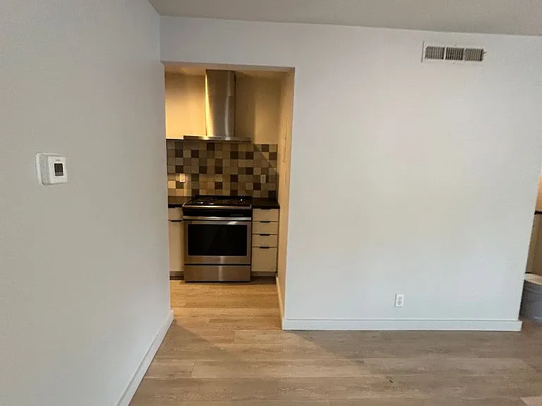 Oak Park Apartments — Photo 24