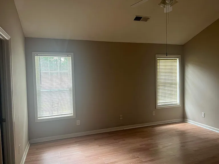 985 Waldwick Dr — Photo 6