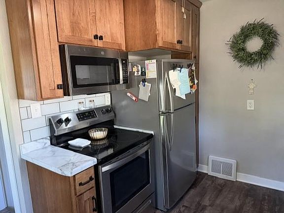 3rd image of 800 N Marshall Ave