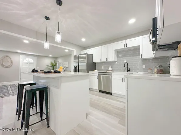 2915 STONEHURST Road E, Jacksonville, FL 32277