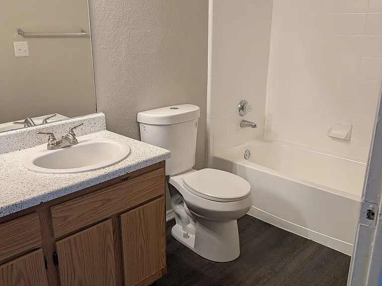 Lakeview Apartments — Photo 25