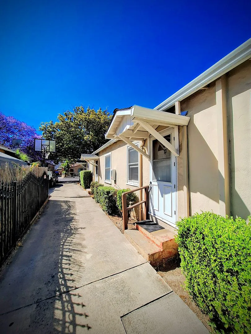 Refurbished 1bd Unit in 4-plex With No Upstairs or Downstairs Neighbors! — Photo 1