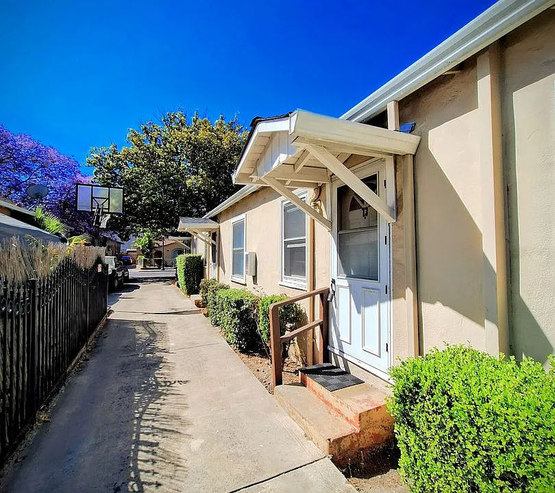 Refurbished 1bd Unit in 4-plex With No Upstairs or Downstairs Neighbors!