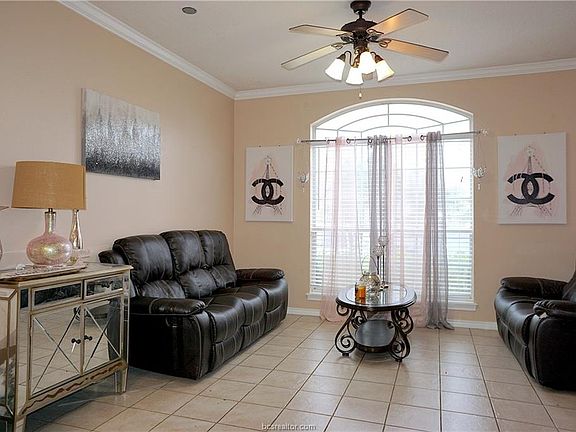 2nd image of 227 Navarro Dr