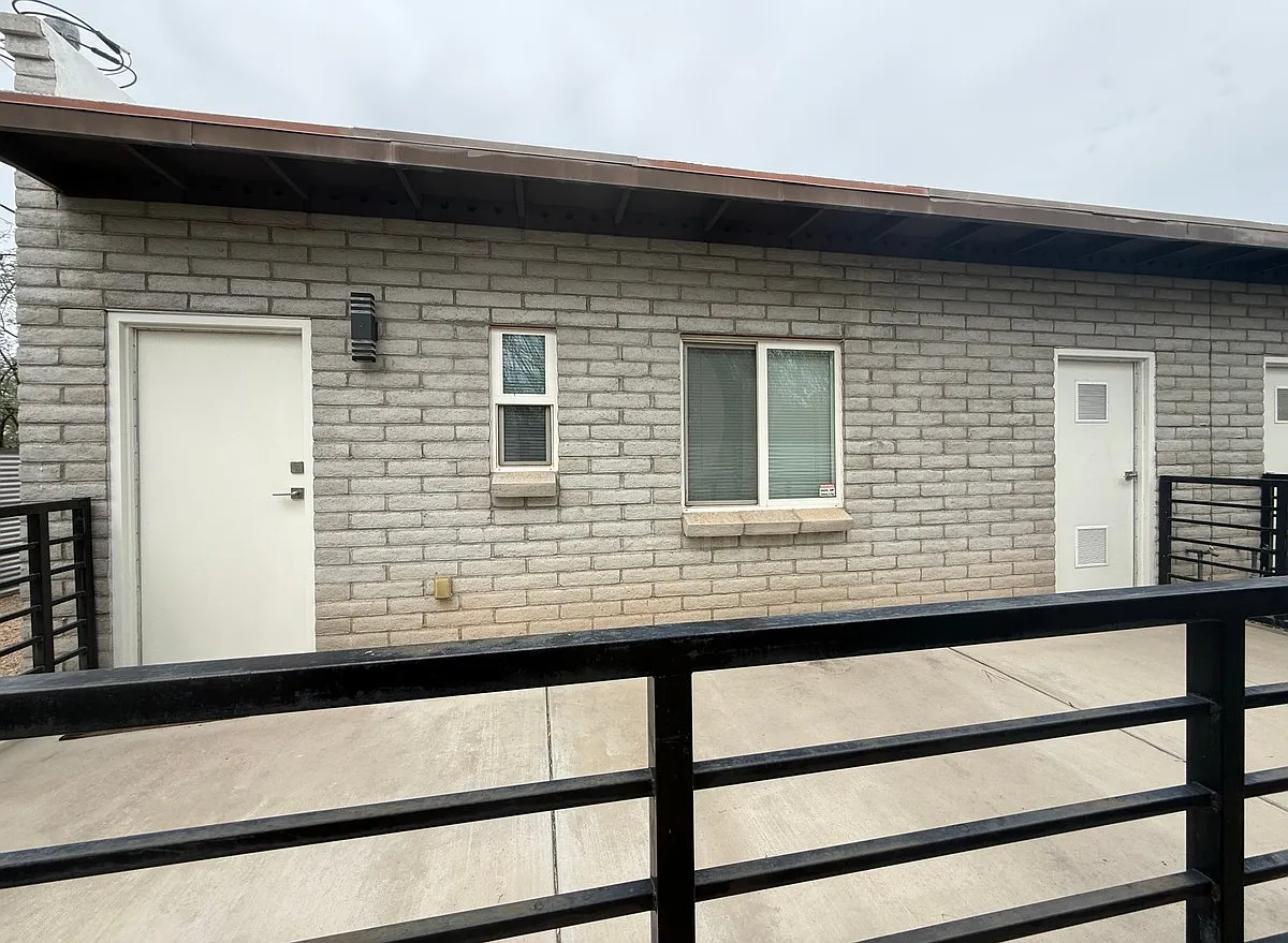 2 bed, 1.0 bath, 3324 sqft, $1,095 — Photo 3