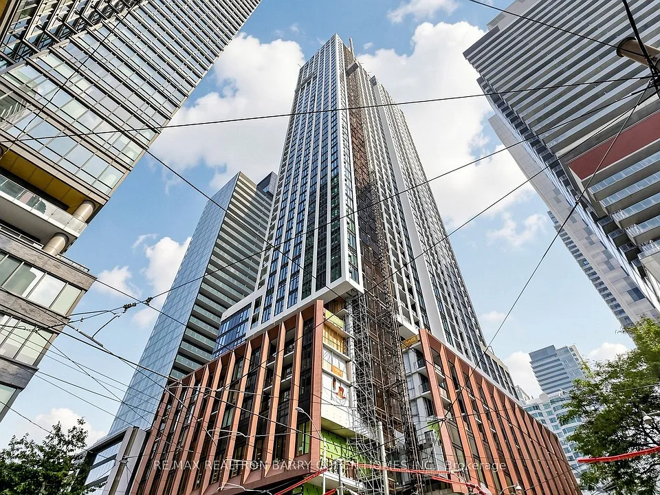 400 King St W #823