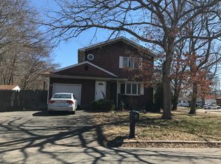 31 Albermarle Ave, Holtsville, NY 11742