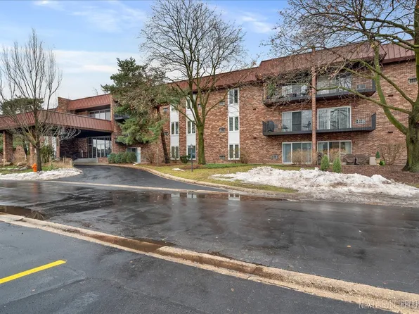 1041 W Ogden Ave APT 122, Naperville, IL 60563