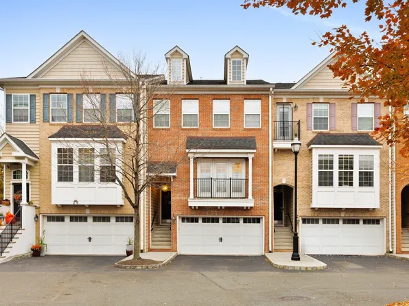 27 Creekside Court image 3 of 37