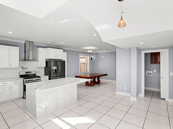 3rd image of 239 E Bledsoe St