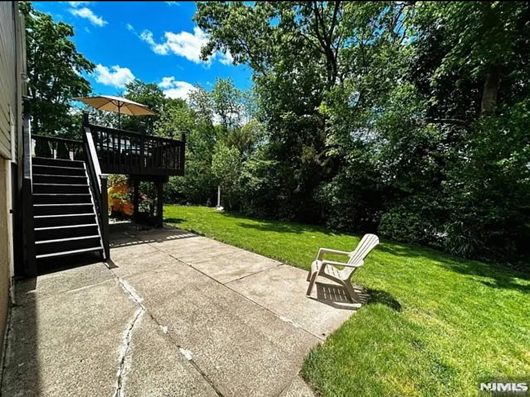 321 Maplewood Dr — Photo 23