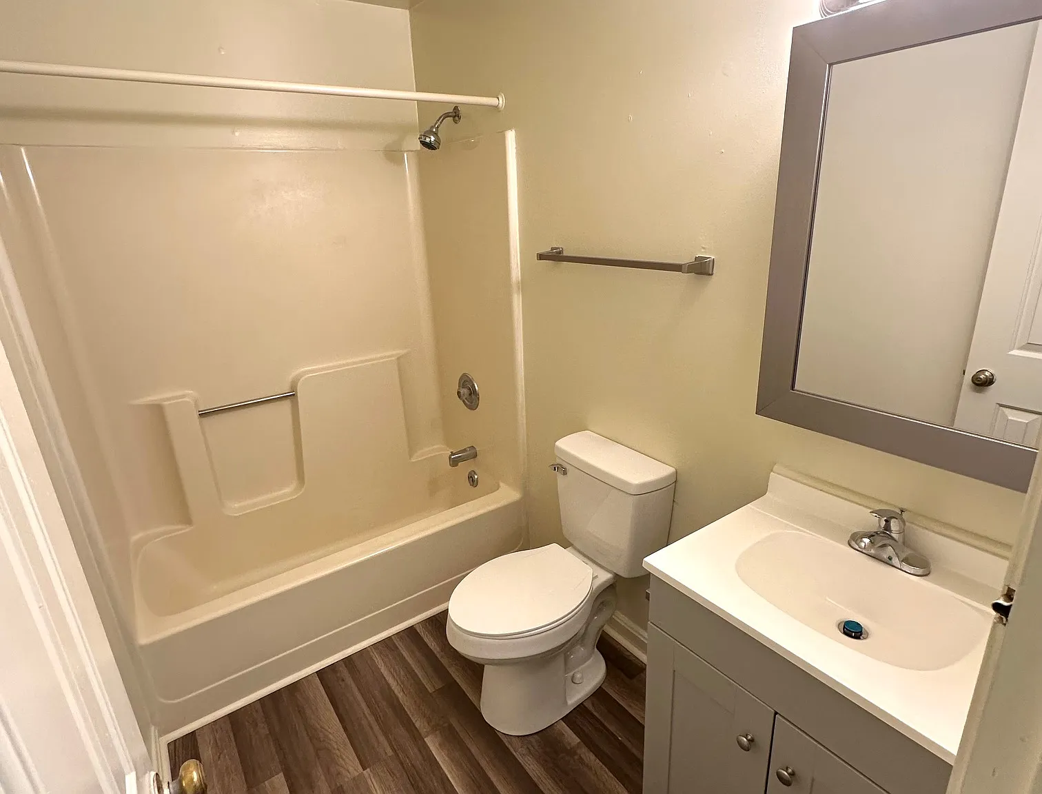 2 bed, 990 sqft, $1,350 — Photo 4