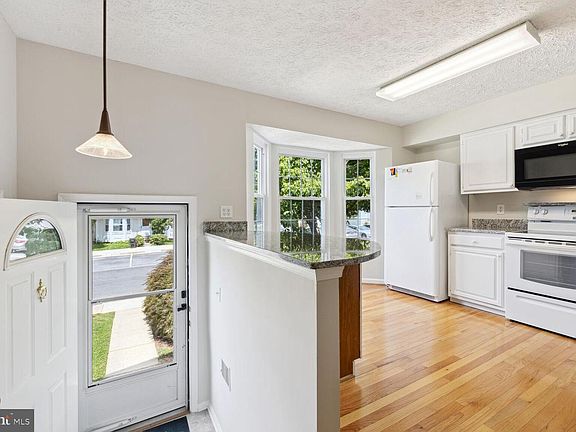 4th image of 889 Bayridge Dr