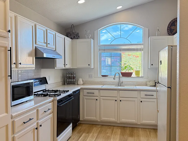 8271 N Camino De La Viola — Photo 3