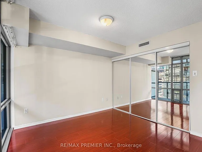 37 Grosvenor St #610 — Photo 9