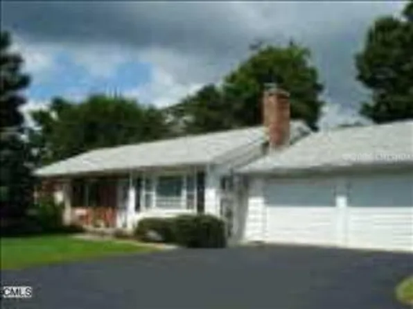 2 Deer Run Trl, Danbury, CT 06811