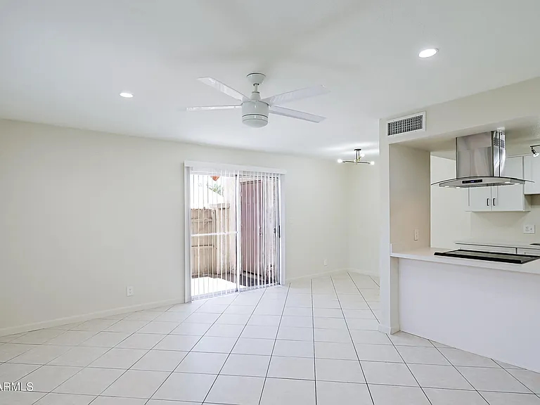 1237 E Lawrence Ln — Photo 2