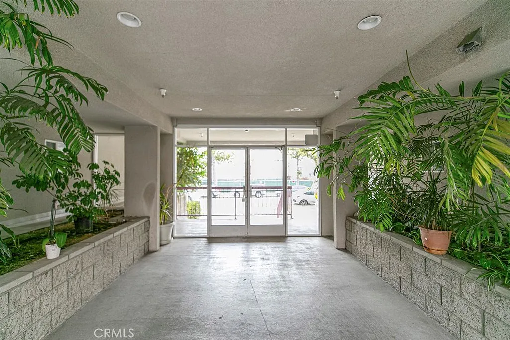 Building Photo - 432 N Kenwood St #206