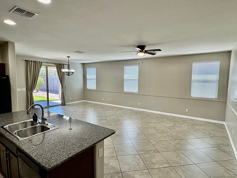 5022 E Glencove St — Photo 7