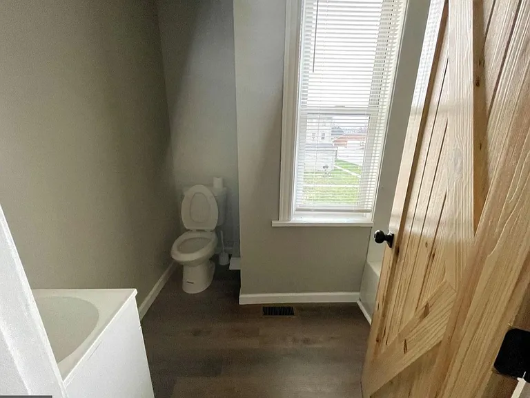 2122 Moore St — Photo 7