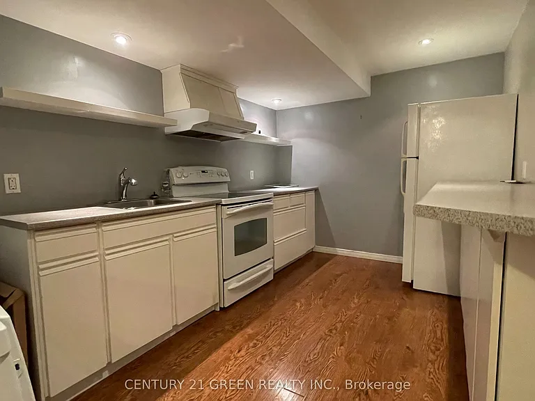 4 Wenlock Cres — Photo 33