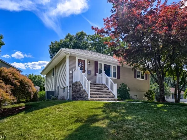 30 Heather Ln, Bloomingdale Boro, NJ 07403