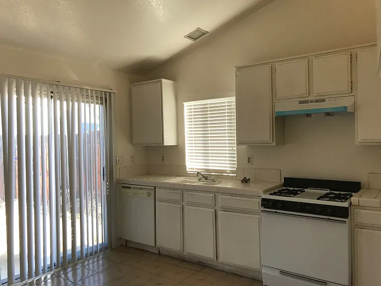 24276 Sun Valley Rd — Photo 3
