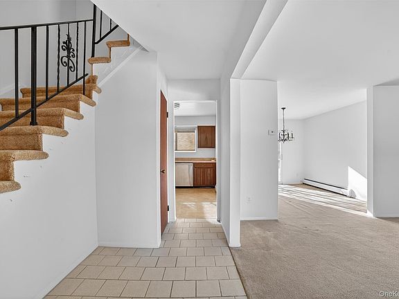 4th image of 126 Coachlight Sq