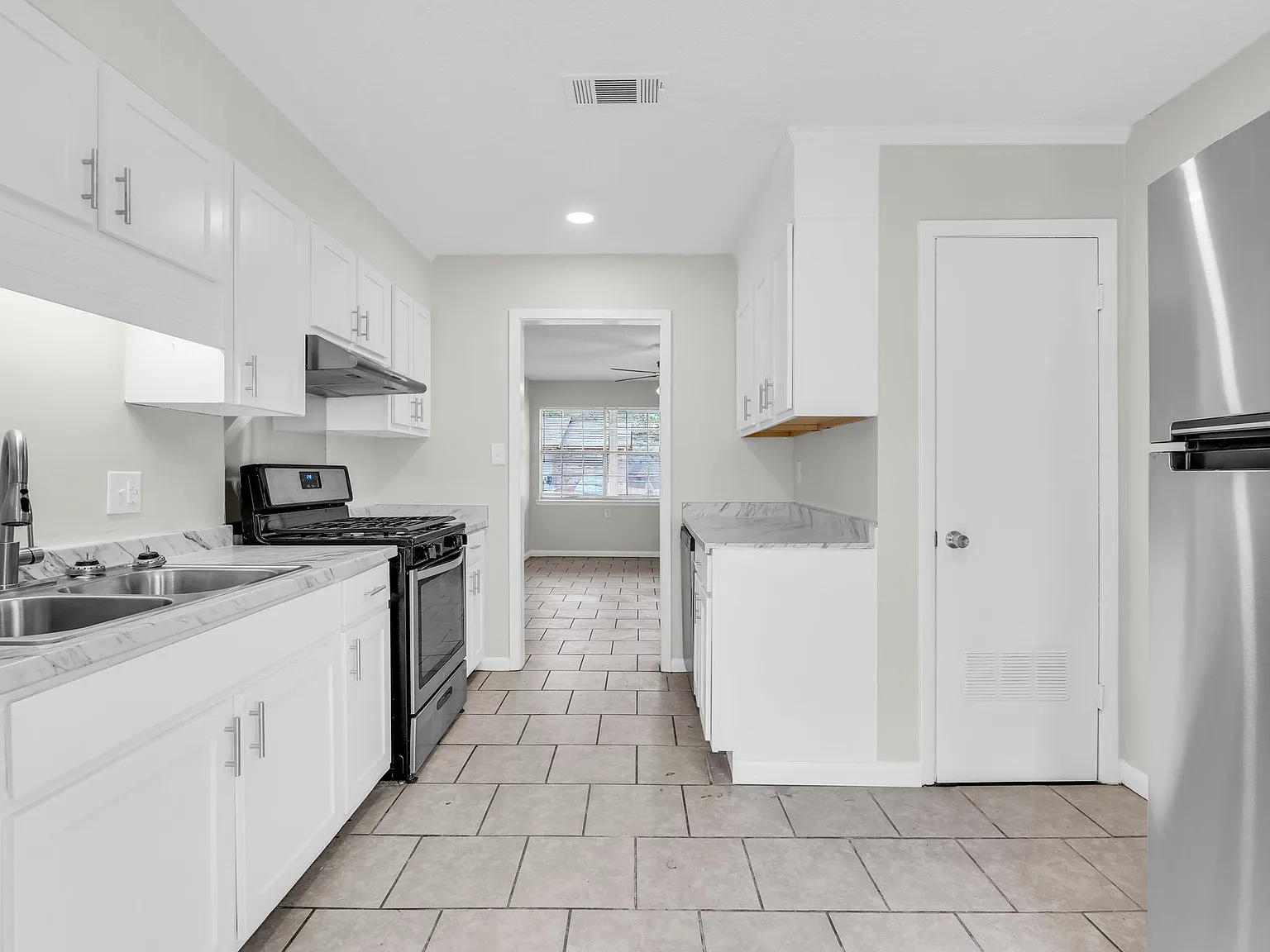 **Charming 2-Bedroom Apartment with Modern Amenities only 3 miles from Campus — Photo 2