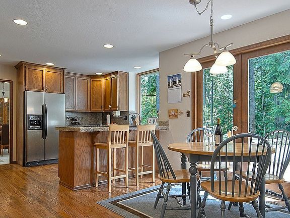 Kitchen eating area