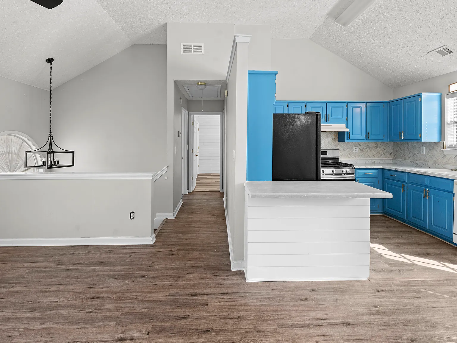 1150 Drawbridge Dr — Photo 3