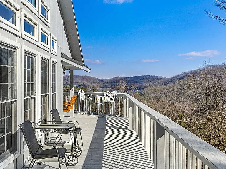 1038 Lakeside Dr — Photo 13
