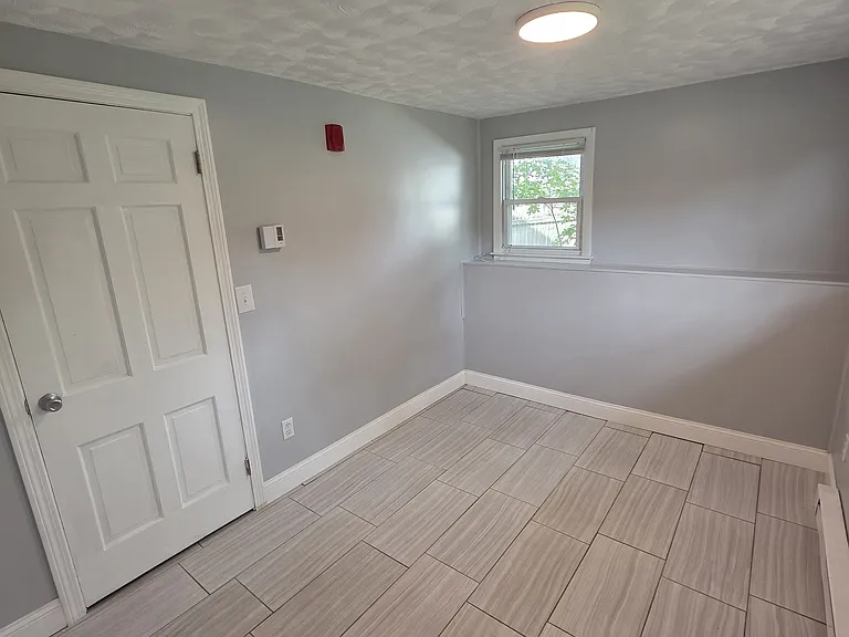 79 Newell St 1stFlr 2B/1B FreshPaint PrivEntry! Laundry! Prkg NOPets — Photo 5