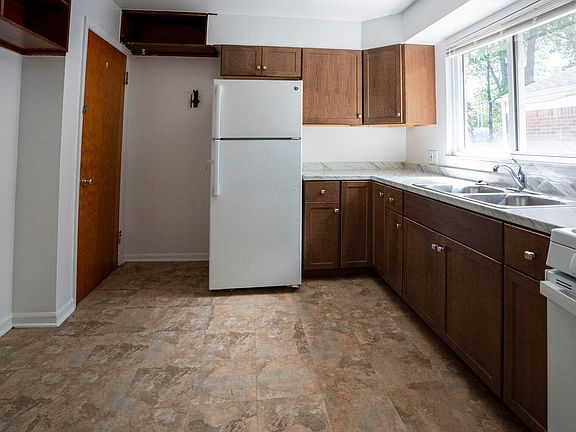5th image of 2631 Woodside St