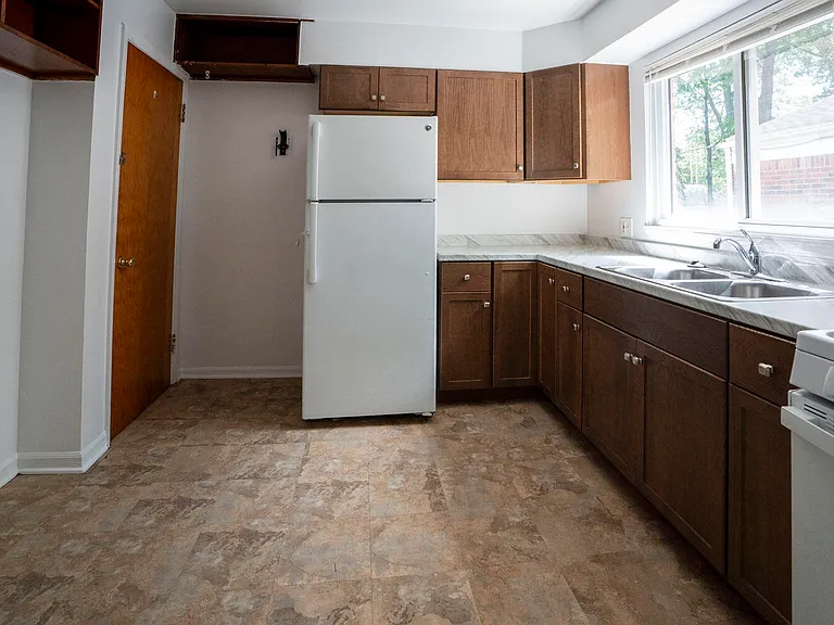 2631 Woodside St — Photo 5