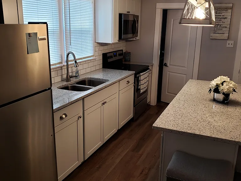 831 W Middle St — Photo 2