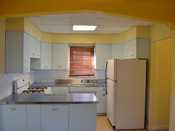 Kitchen w/ restored Retro Galaxy Cabinets