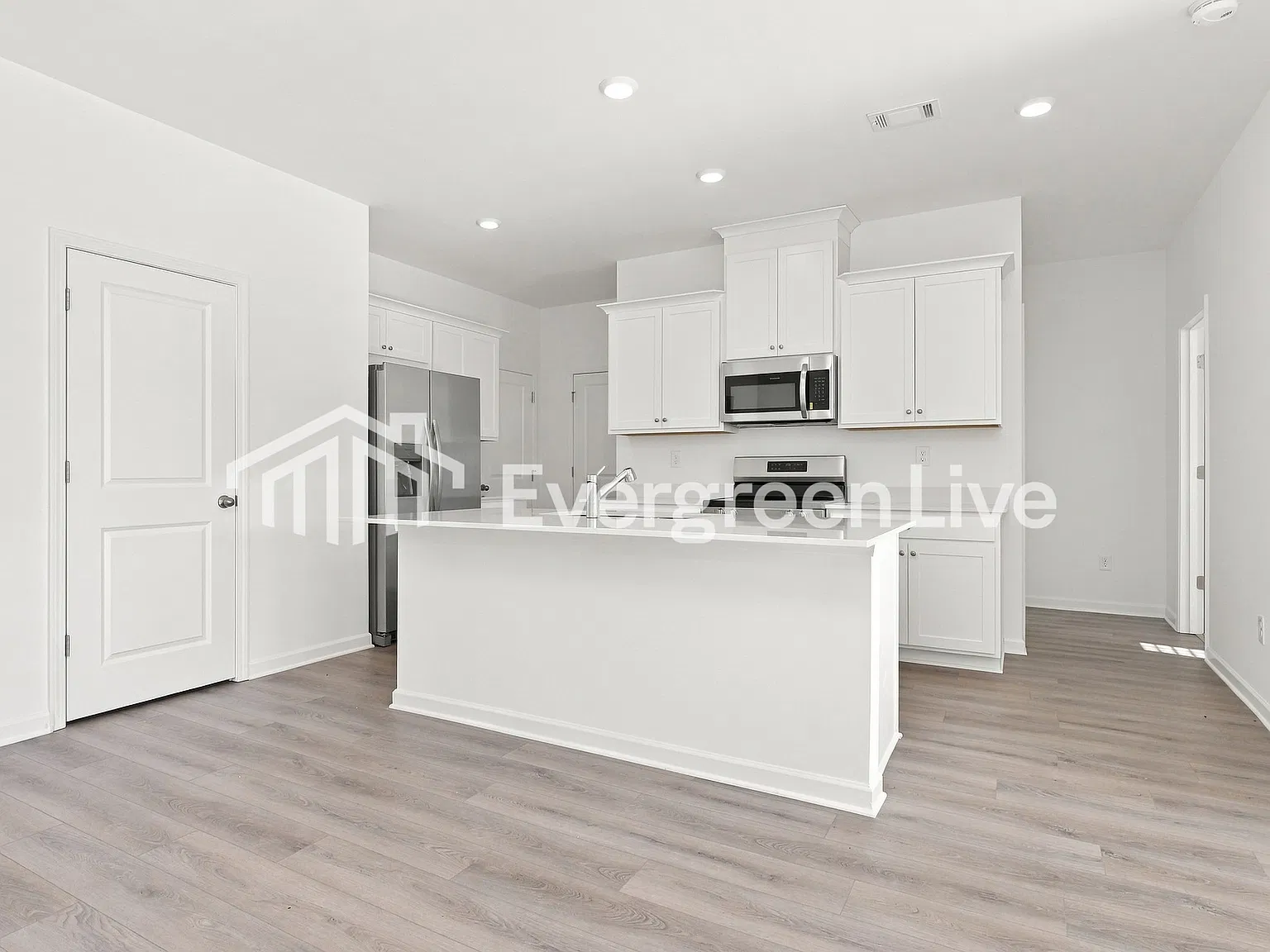4 bed, 3.0 bath, 2170 sqft, $2,140 — Photo 2