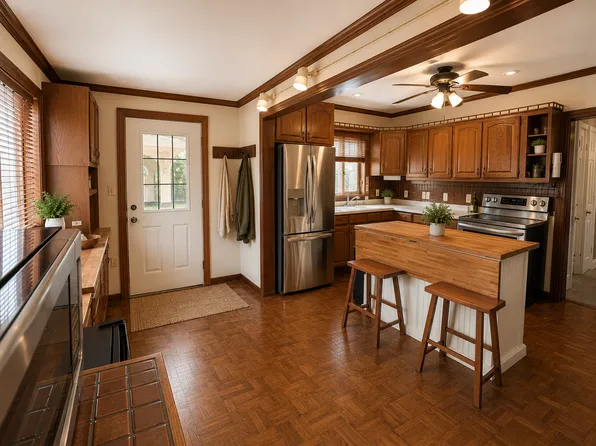 429 N 97th St, Wauwatosa, WI 53226