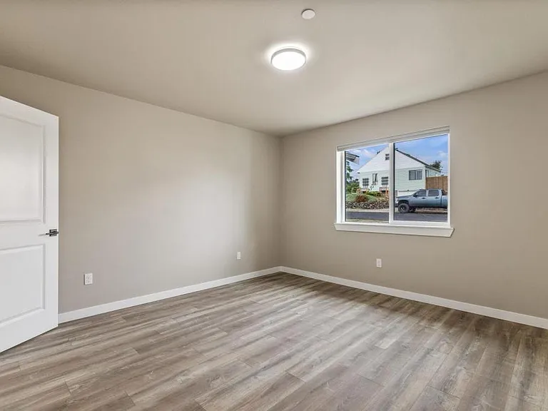 303 E Broadway Ave — Photo 6