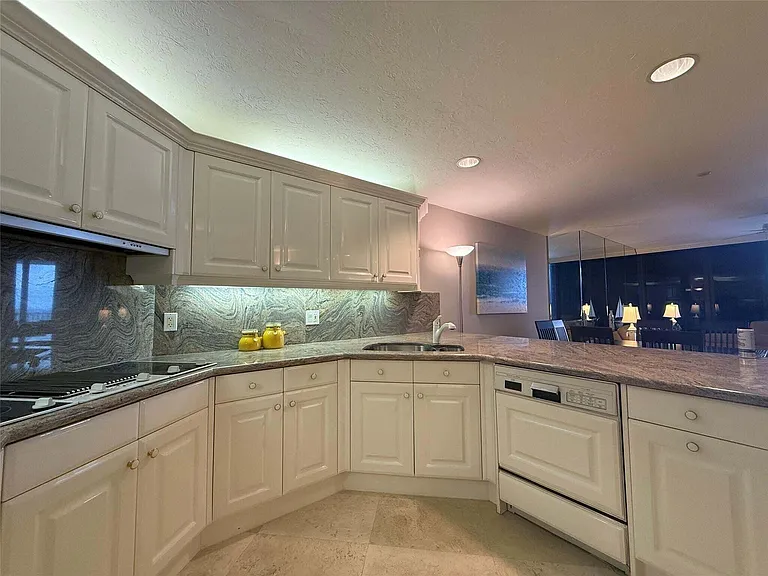 800 Ocean Dr #1104 — Photo 13